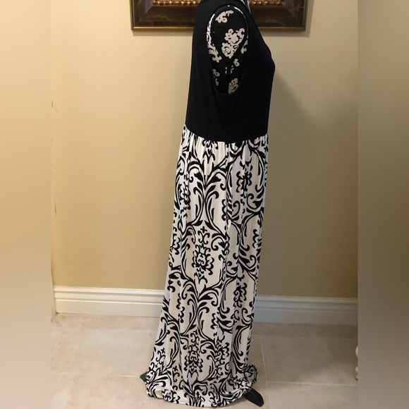 ⭐️Lilbetter perfect sleeveless v-neck cross x string detail + pockets long maxi - Picture 3 of 12